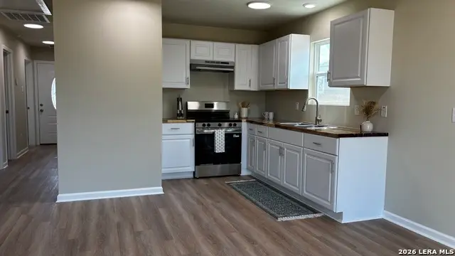 806 E 6th St., Nixon, TX 78140 - #3