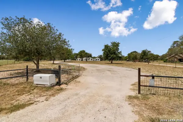 307 Broken Arrow, Floresville, TX 78114