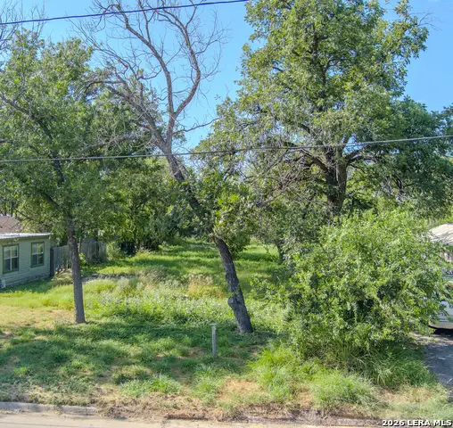 224 E Leona St, Uvalde, TX 78801