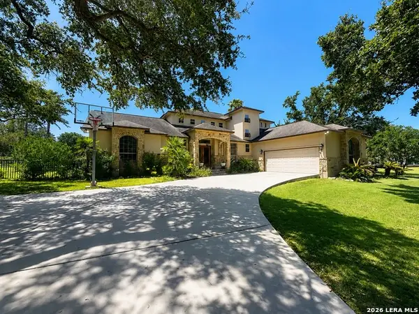 704 Jack Nicklaus, Devine, TX 78016