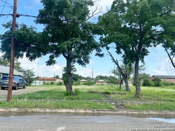 213 E Lindbergh Blvd, Universal City, TX 78148