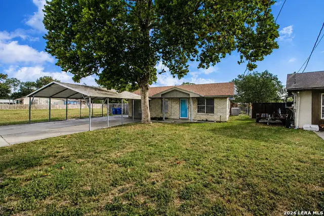 606 N Berry St, Beeville, TX 78102 - #1