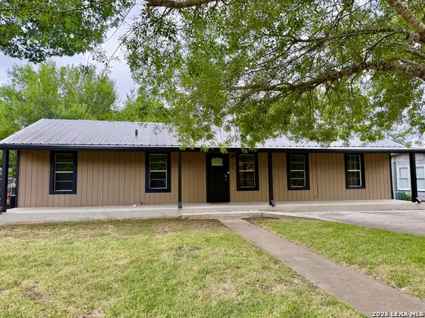 959 E Ireland St, Seguin, TX 78155