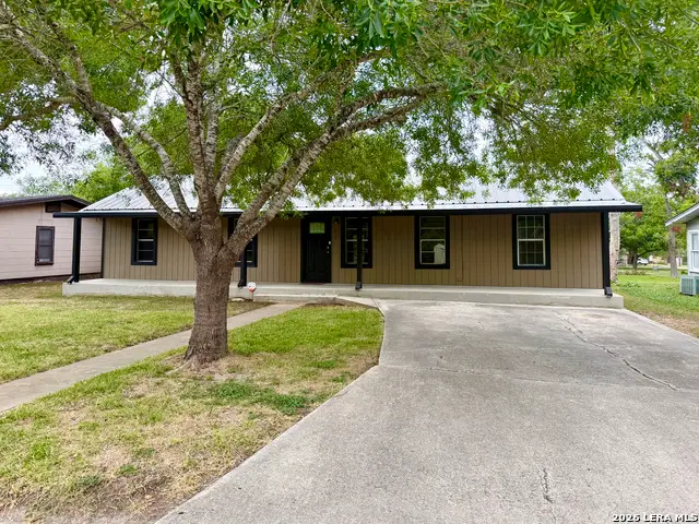 959 E Ireland St, Seguin, TX 78155 - #2