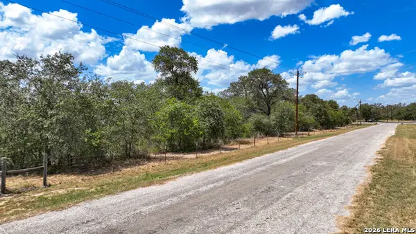 20 Clear Lake Loop, Poteet, TX 78065