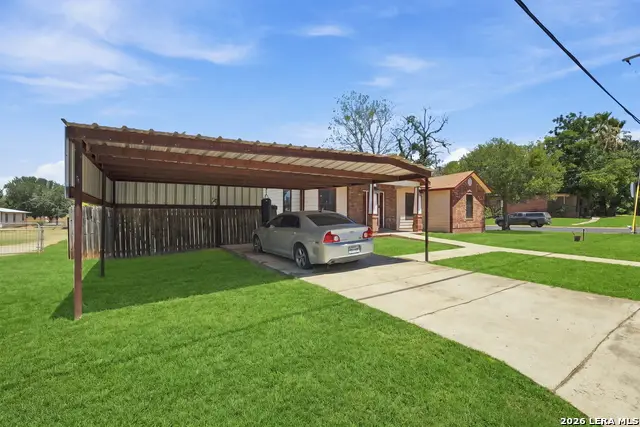 821 S E Colorado St, Pearsall, TX 78061 - #3