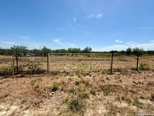 103 County Road 1670, Moore, TX 78057