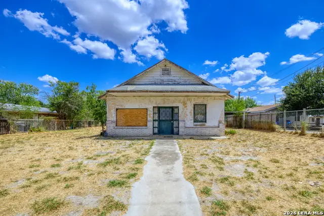 601 N 5th St, Carrizo Springs, TX 78834 - #1