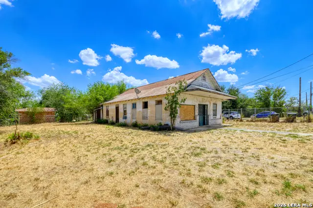 601 N 5th St, Carrizo Springs, TX 78834 - #3