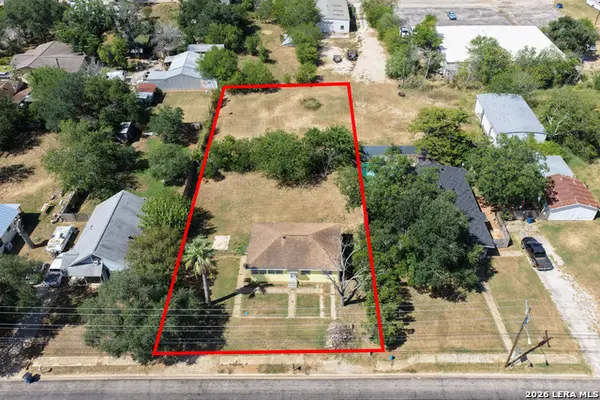 925 4th St, Floresville, TX 78114