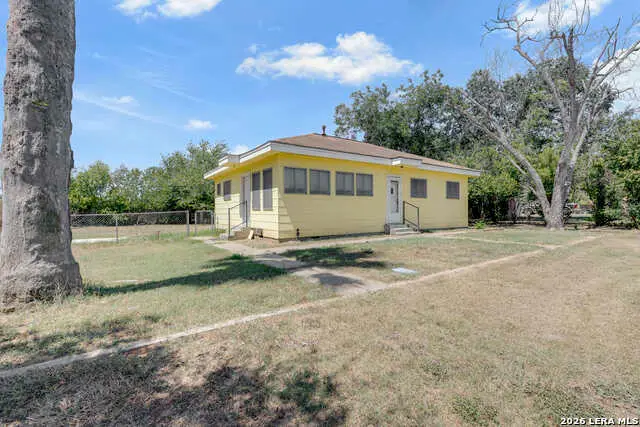 925 4th St, Floresville, TX 78114 - #2