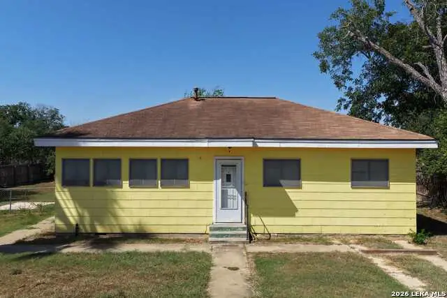 925 4th St, Floresville, TX 78114 - #3