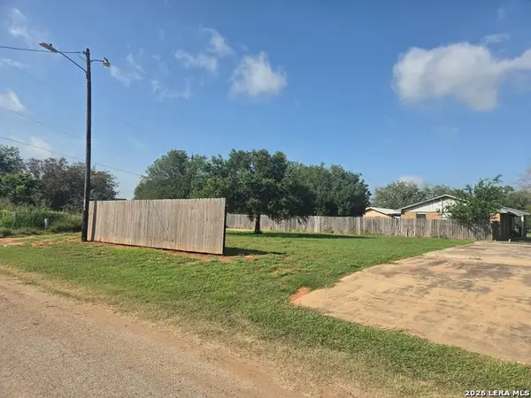 1438 N Huajillo St, Pearsall, TX 78061