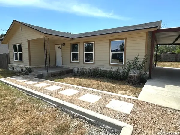 907 Dove Ave., Devine, TX 78016