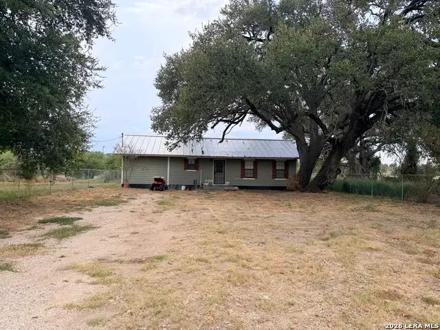 1008 N Main St, Pleasanton, TX 78064 - #2