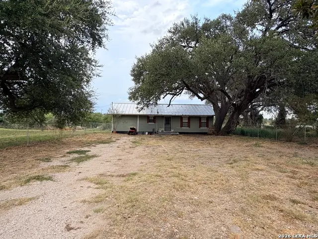 1008 N Main St, Pleasanton, TX 78064 - #3
