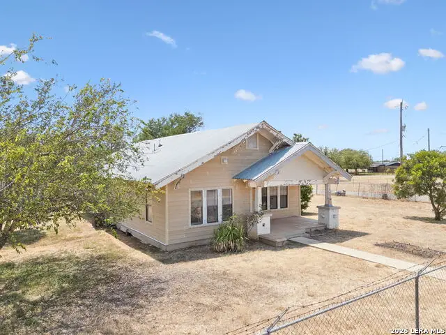 201 E Harris St, Dilley, TX 78017 - #3