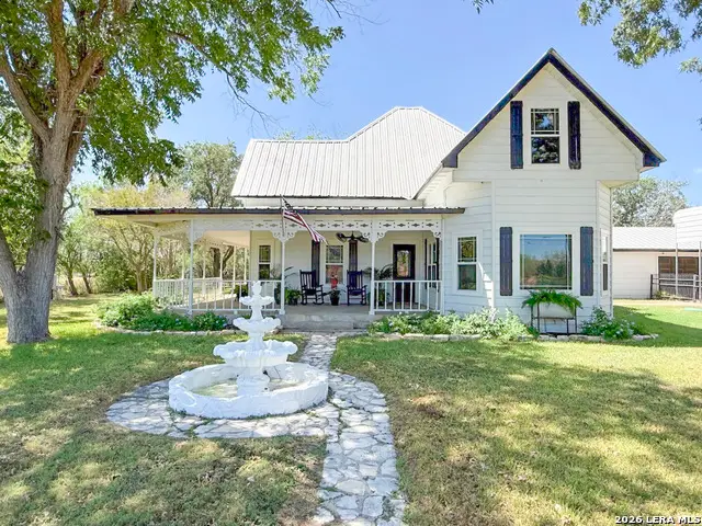 901 Zig Zag Ave, Devine, TX 78016 - #1