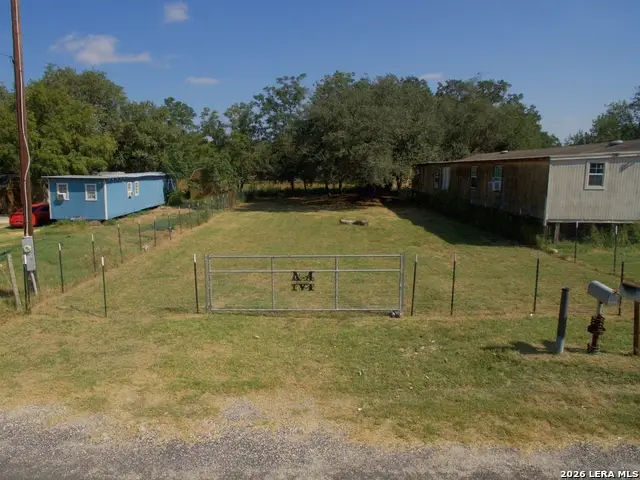 410 Gateway Dr, Poteet, TX 78065 - #1