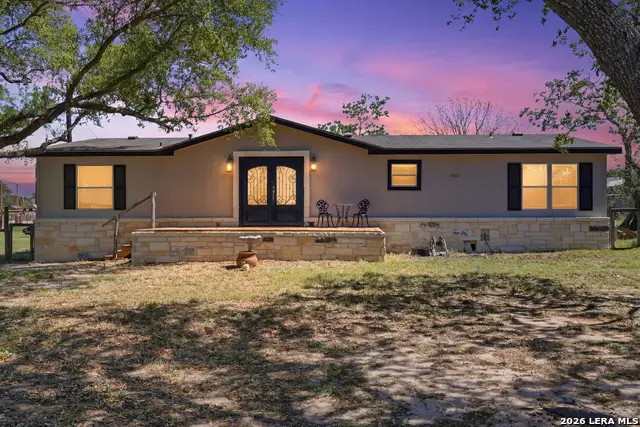 205 Creekview Dr, Floresville, TX 78114 - #3