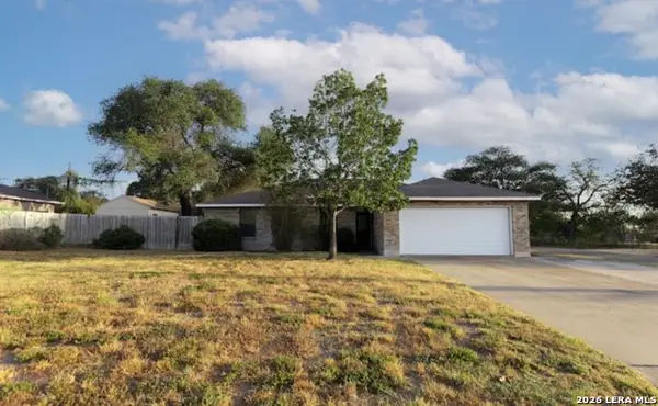 302 Bain Dr, Devine, TX 78016