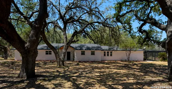 109 Live Oak Dr, Pleasanton, TX 78064