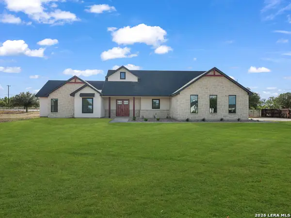 101 W Medium Meadow Dr, Lytle, TX 78052