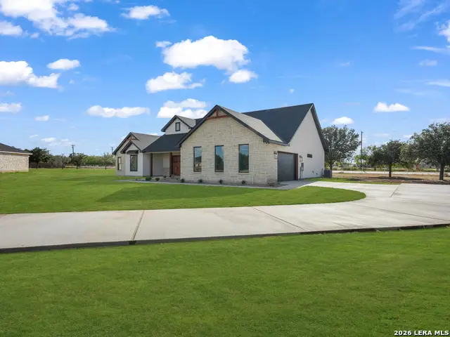 101 W Medium Meadow Dr, Lytle, TX 78052 - #3