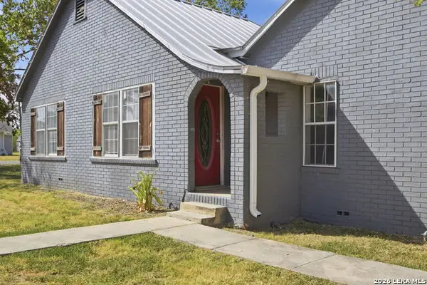 1208 10th St, Hondo, TX 78861