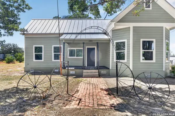 285 Avenue I, Knippa, TX 78870