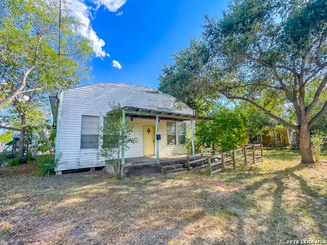302 E Carter St, Beeville, TX 78102 - #2