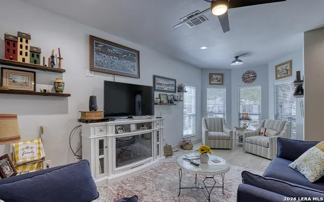 1408 S 2nd St, Floresville, TX 78114 - #2