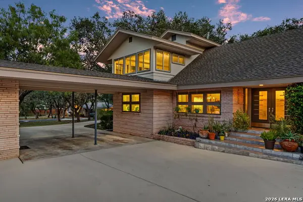 106 Mecca Dr, Hollywood Park, TX 78232