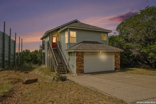 700 Oakleaf Dr, Canyon Lake, TX 78133