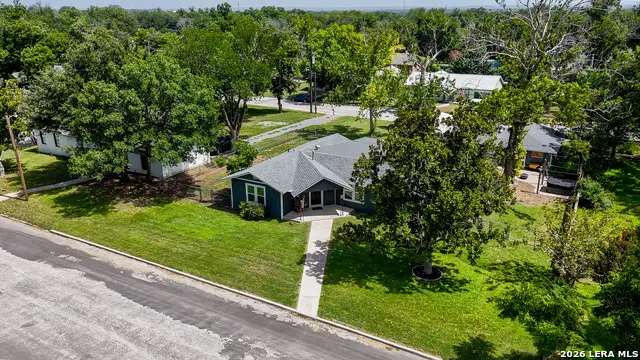 733 E Krezdorn St, Seguin, TX 78155 - #1