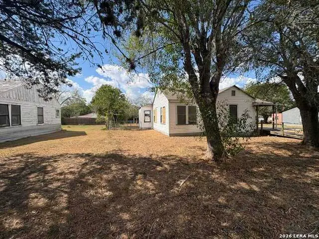 201 Slayden St, Yoakum, TX 77995 - #3
