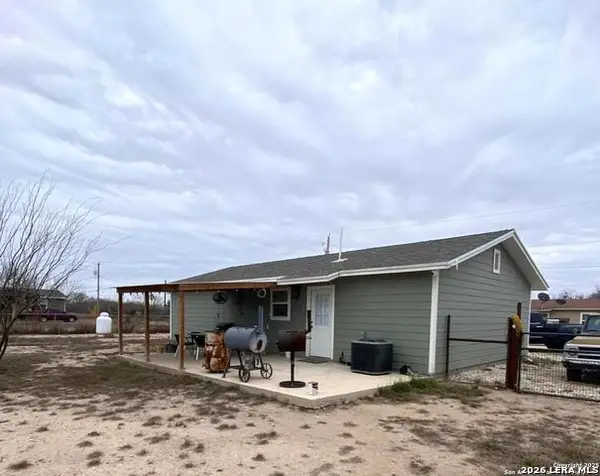 563 N Miller Ave, La Pryor, TX 78872