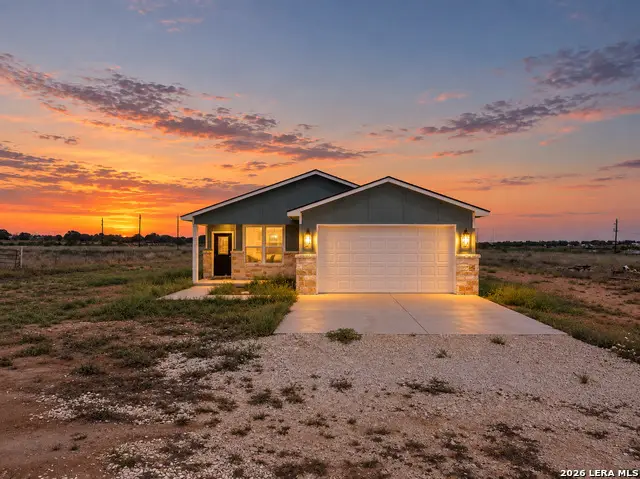 815 E Fm 462, Moore, TX 78057 - #1
