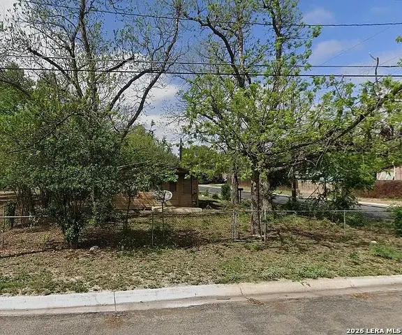 202 16th St, Hondo, TX 78861