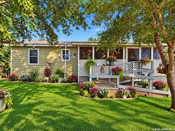 213 E 4th St, Elmendorf, TX 78112
