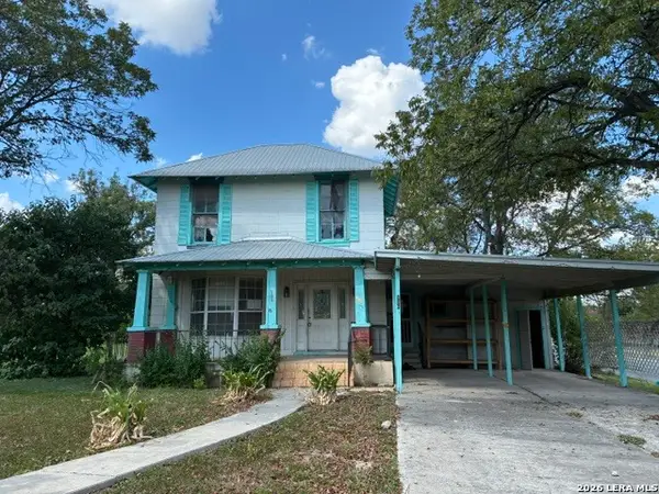 136 E Doughty St, Uvalde, TX 78801