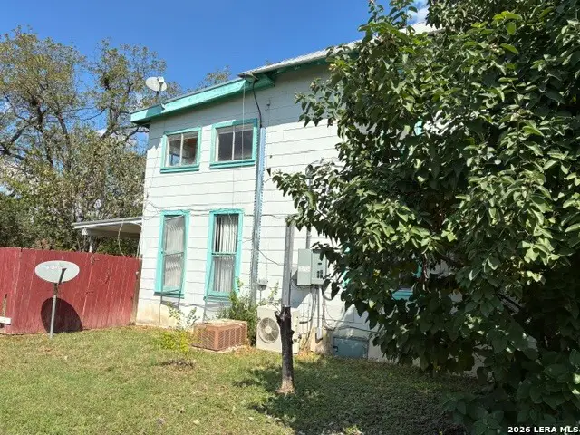 136 E Doughty St, Uvalde, TX 78801 - #2