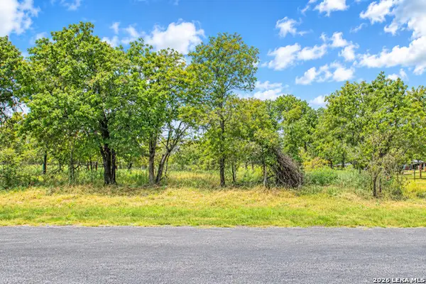 662 Live Oak Dr, Adkins, TX 78101