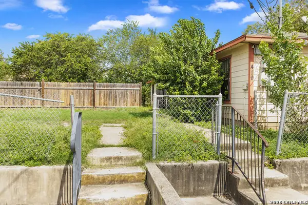 419 Amires Pl, San Antonio, TX 78237