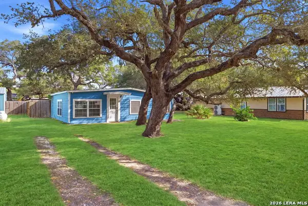 119 Palm St, Rockport, TX 78382