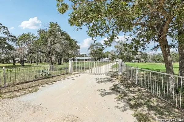 240 Oak Hollow Dr, La Vernia, TX 78121