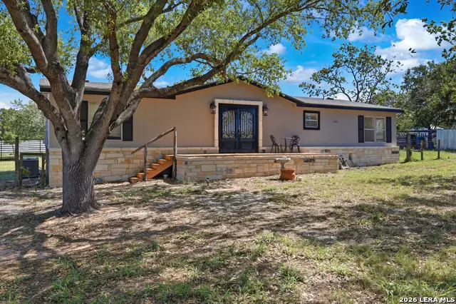 205 Creekview Dr, Floresville, TX 78114 - #3