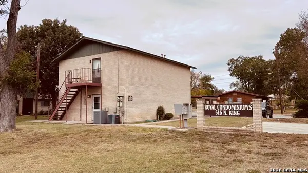 516 N King #APT 301, Seguin, TX 78155