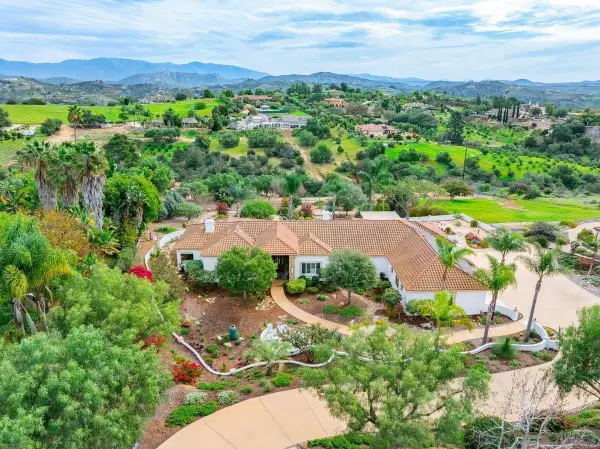 2860 Via Rancheros Way, Fallbrook, CA 92028