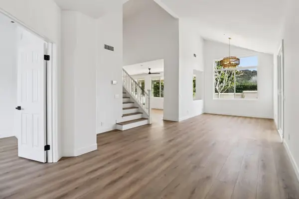 2082 Fairhope Loop, Vista, CA 92081